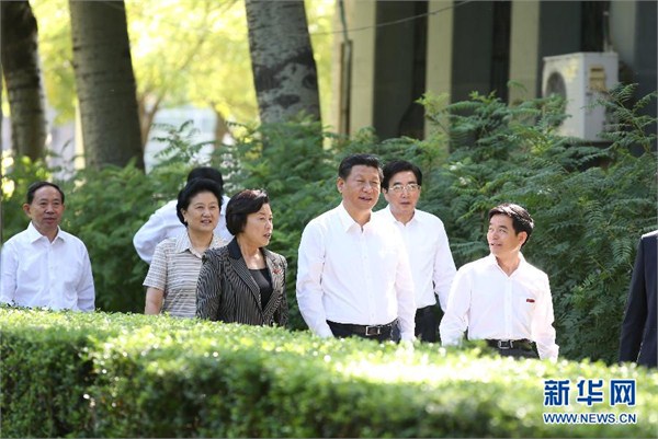 9月9日，中共中央總書記、國(guó)家主席、中央軍委主席習(xí)近平來(lái)到北京師范大學(xué)看望教師學(xué)生，向全國(guó)廣大教師和教育工作者致以崇高的節(jié)日敬禮和祝賀。